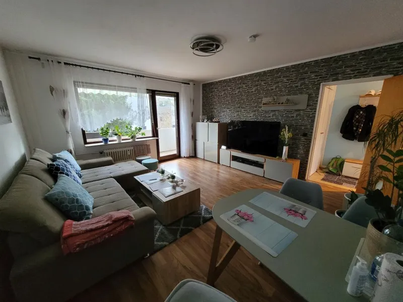 Schöne Wohnung mit zwei Zimmern und Einbauküche sowie Balkon in Berlin-Spandau — photo 1